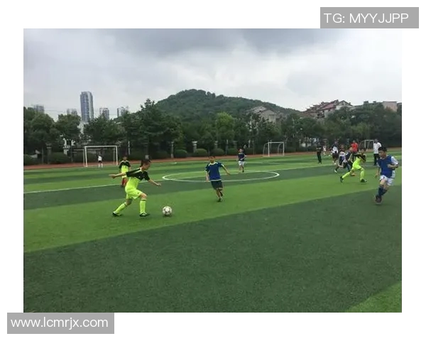 耐克足球星燃动绿茵赛场展现速度激情与荣耀时刻